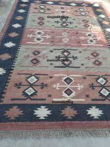 Tapis rectangulaire artisanal en laine tufté à la main, motif géométrique Kilim, écologique, pour salon, à poils moyens, nettoyage localisé, par Krafterscustom - Product Image 2