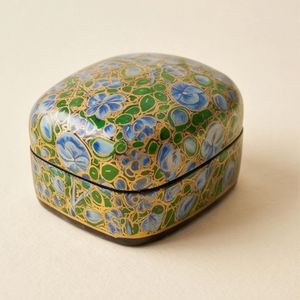 NIRMETRA CONSULTING LLP Boîte à bijoux élégante, circulaire, cylindrique, à motifs floraux, vert, bleu, avec couvercles dorés, pour rangement, 3,3x2,3x2,4 po - Product Image 1