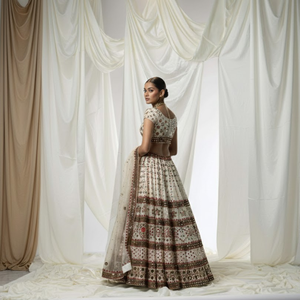 Lehenga Choli de mariée élégant et moderne, grande taille |   Broderie à fil miroir avec cristaux et paillettes |   Robe de mariée coupe trapèze Fit Pro - Product Image 2