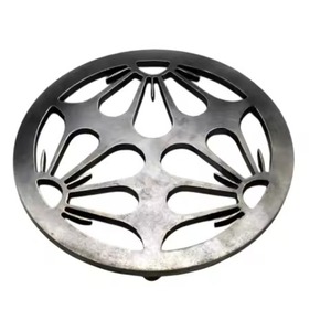 Salvamanteles Metálico Cuadrado Geométrico Plateado Moderno con Diseño Calado, Protector de Mesa de Cocina Contemporáneo - Product Image 5