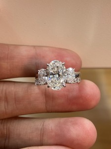 แหวนเพชรทรงรีเพาะเลี้ยงในห้องปฏิบัติการ รับรองโดย IGI ดีไซน์เรียบหรู แหวนหมั้นและแหวนแต่งงานแบบซ้อนกันได้ 3 กะรัต ทองคำแท้ 14K ชุดเครื่องประดับ - Product Image 6