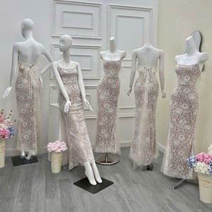 Robe de soirée élégante en dentelle, coupe fourreau, longueur ras du sol, bretelles spaghetti, motif floral ajusté, doublure en mousseline - Product Image 6