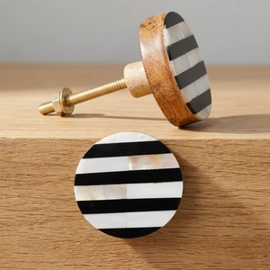 Bouton de meuble rond en bois, design rayé noir et blanc, poignée de meuble de style minimaliste, installation facile, salon, bureau à domicile - Product Image 5