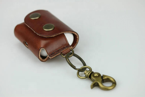 Funda personalizada de cuero auténtico para AirPod, fundas de cuero duraderas para todas las generaciones, funda para AirPods para una protección elegante - Product Image 2