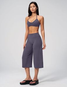 Conjunto de Yoga Gris sin Costuras con Top Corto Halter y Pantalones Culotte de Cintura Alta, 2 Piezas, Color Sólido, Ropa Deportiva Transpirable - Product Image 3