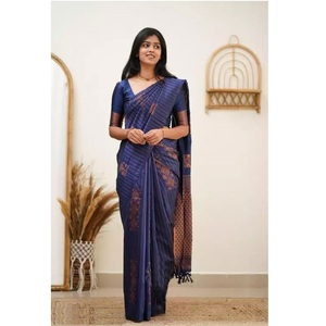 Sari en soie Banarasi tissé à la main de qualité supérieure avec motifs floraux, idéal pour les réceptions nuptiales et les tenues de fête, disponible à la vente - Product Image 1