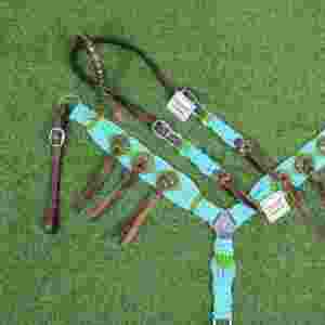 ชุดอุปกรณ์ม้าสีเทอร์ควอยซ์และสีเขียวทำจากขนโมแฮร์ ตกแต่งด้วยสายรัดหน้าอกขนาด 32 นิ้ว ทำจากหนังอาร์เจนตินา - Product Image 3