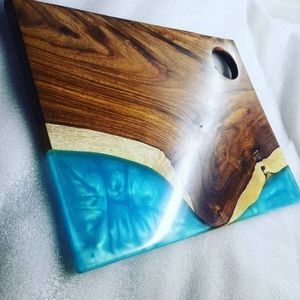 Planche à découper en bois d'acacia écologique et résine époxy, artisanale de qualité supérieure, idéale pour la charcuterie, les fromages, le pain et une table élégante - Product Image 3