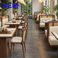 Ensemble de mobilier commercial personnalisable SEM pour restaurant, café, hôtel : banquette en rotin et tables et chaises en bois massif