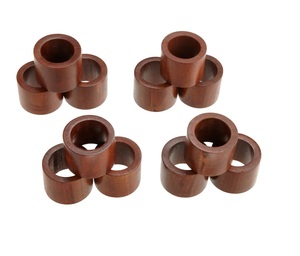 Anillo para servilletas de madera con textura natural que agrega un toque cálido a comedores contemporáneos y cocinas acogedoras. - Product Image 1