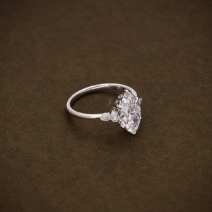 Bague de fiançailles pour femme avec diamant de laboratoire taille marquise, diamant central certifié et diamants latéraux ronds et taille marquise - Product Image 4