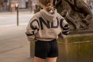Sweat à capuche unisexe surdimensionné avec grand texte, personnalisable avec le nom du club/équipe, impression audacieuse des logos du club/équipe pour les demandes en gros - Product Image 3