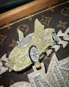 Spede Baguette de moissanita para niños y placa de nombre personalizada redonda colgante inicial con incrustaciones de fábrica de plata esterlina helada grado VVS - Product Image 2