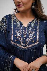 Conjunto de 3 piezas de algodón con estampado Bandhej, hermoso bordado con hilo y zari, con borde de encaje, Anarkali con pantalón y dupatta. - Product Image 3