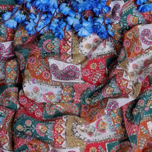 Tissu en crêpe naturel léger, style ethnique indien, motif Paisley Teal Rose Gold, broderie ornementale imprimée pour un luxe. - Product Image 5