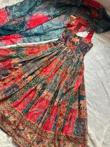 Conjunto de vestido de organza suave premium con estampado digital de motivos patola, falda amplia, ropa étnica, dupatta de organza suave con borde estampado, ropa de lujo. - Product Image 6