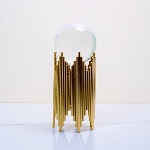 Statue Couronne Contemporaine en Métal Doré Tubulaire avec Boule de Cristal Haute Clarté pour Décoration de Bureau de Direction - Product Image 3