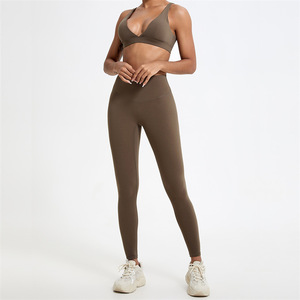 Ensemble de vêtements de sport pour femmes, leggings respirants à taille haute avec logo personnalisé et soutien-gorge, tenue de yoga et d'entraînement - Product Image 3