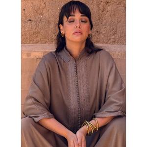 Kaftan traditionnel marocain Inasse Mlifa en velours de soie léger, longueur ras du sol, séchage rapide, été, sans plis, coupe classique - Product Image 5
