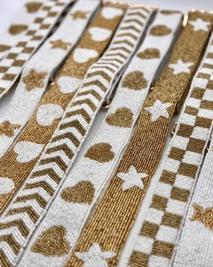Correa de Bolso de Algodón Hecha a Mano con Punto de Cruz, Forma Rectangular, Patrón de Corazones Blancos y Dorados, Estrellas, Chevron y Cuadros - Product Image 1