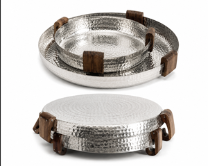 Plateau de service rond en aluminium martelé moderne avec poignées en bois, plateau de présentation décoratif en métal pour la maison, l'hôtel et le restaurant - Product Image 1
