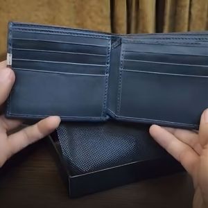 กระเป๋าสตางค์หนังพับสองตอนสีน้ำเงินพรีเมียมสำหรับผู้ชาย พร้อมช่องใส่บัตรประชาชนและช่องใส่บัตรหลายช่อง ดีไซน์บางเฉียบหรูหราสำหรับใช้ในชีวิตประจำวันและเป็นของขวัญ - Product Image 3