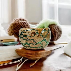 Bol à laine rond en bois avec motif de veines vertes, fabriqué à la main pour le tricot et le crochet, design simple et durable - Product Image 2