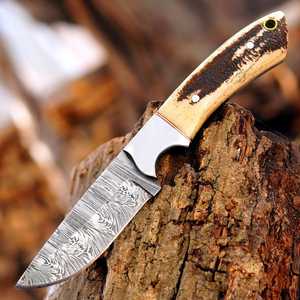 Cuchillo de caza hecho a mano con acero de Damasco, hoja fija de punta caída, mango de resina estilo ciervo y funda de cuero. - Product Image 5