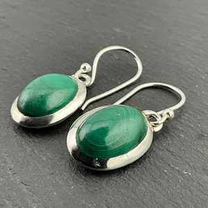 Boucles d'oreilles pendantes vintage en argent sterling et malachite, bijoux faits à la main avec pierres précieuses vertes, cadeau élégant pour femme - Product Image 5