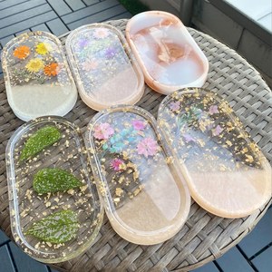 Plateau à bijoux ovale en résine fait main avec fleurs séchées et feuille d'or - Product Image 5