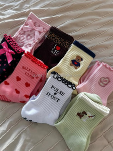 Chaussettes de yoga et de pilates JZVINA Quarter Crew pour femmes, bordure à volants, antidérapantes, respirantes, tricotées, multicolores, logo personnalisé - Product Image 4