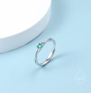 Anillo Delgado y Delicado con Circonitas Cúbicas en Plata de Ley, Talla Ajustable, Plata o Oro, Esmeralda, Anillo de Boda Minimalista - Product Image 4