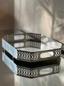 Bandeja de Almacenamiento Metálica Hexagonal con Acabado Pulido, Diseño Moderno para Mesa, Apilable, Organizador de un Solo Nivel - Product Image 1