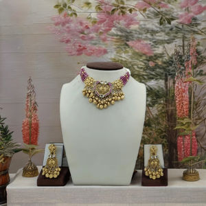 Conjunto de collar tradicional de filigrana plateada y dorada con hilo de cuentas rosas y pendientes de moneda para bodas, novias y ocasiones festivas. - Product Image 3