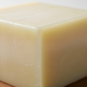 Suif de bœuf raffiné de qualité supérieure, offrant une texture lisse et un point de fusion élevé, idéal pour les applications culinaires gastronomiques et les soins de la peau. - Product Image 1