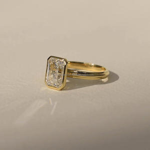Bague de fiançailles en or jaune 10K/14K/18K avec diamant de laboratoire taille émeraude serti clos, style moderne et minimaliste, pour elle - Product Image 3