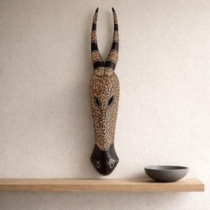 Escultura de Pared con Máscara de Antílope Tallada en Madera de Sheesham Tradicional de Aqdus Saleem |   Rectangular Artesanal, Ecológico y Duradero, Estilo Indio - Product Image 3