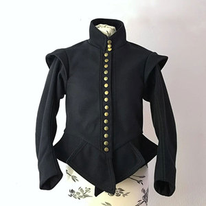เสื้อคลุมทูนิคผู้ชายสีดำทำจากผ้าขนสัตว์แบบดับเบิ้ลท์ พร้อมขอบสีดำเข้าชุด สำหรับนักดนตรีแบ็กพิปเปอร์และกลองชุดในยุคโบราณ - Product Image 2