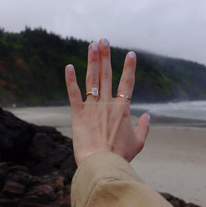 Bague de fiançailles en or jaune 10K/14K/18K avec diamant de laboratoire taille émeraude serti clos, style moderne et minimaliste, pour elle - Product Image 4