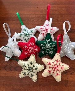 Adornos Navideños de Fieltro Hechos a Mano, Coloridos, para Colgar en el Árbol, con Bordado - Product Image 1
