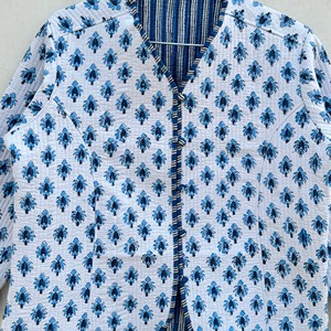 Veste en coton pour femme à col en V avec imprimé géométrique bleu, manches longues, blazer tissé respirant pour l'été, style élégant - Product Image 3