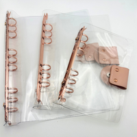 Protège-cahier en PVC transparent avec mécanisme à anneaux or rose et fermeture à bouton-pression |   Couverture rechargeable pour carnet/agenda (pliée)