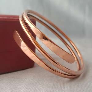 Bracelet manchette artisanal en cuivre pur martelé en spirale, réglable, à 3 tours, en métal massif, bijou de guérison - Product Image 5