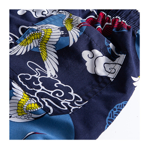 Short imprimé bleu foncé pour hommes, avec motif grue et nuage, taille élastique, maillot de bain décontracté à séchage rapide - Product Image 6