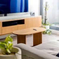 Table basse en bois moderne, design minimaliste, fabrication artisanale, meubles de salon, forme ovale, finition naturelle