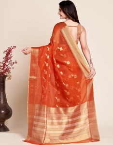 Sari en coton mélangé Kota Doria à imprimé géométrique tissé pour femme KV avec chemisier non cousu (Orange) - Product Image 2