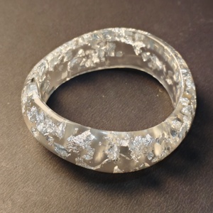Bracelet en résine époxy transparente pur artisanal avec paillettes argentées, accessoires de luxe scintillants en feuille d'argent, bracelet rond en acrylique durable - Product Image 6
