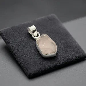 Pendentif Solitaire Élégant en Quartz Rose Naturel Brut et Argent Sterling 925 Sertie de Pierres, Unisexe, Minimaliste, pour Usage Quotidien - Product Image 3