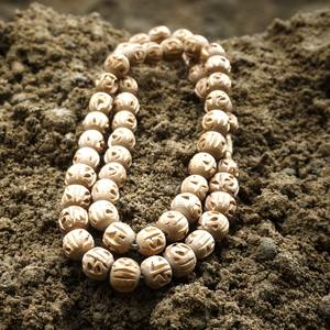 Cuentas Sueltas Radha Grabadas, Tulsi Mala, Madera Natural Beige, Joyería Espiritual para Oración, Meditación y Canto, Colección al por Mayor - Product Image 1