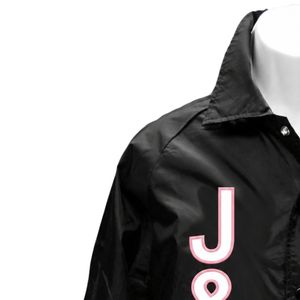 แจ็คเก็ต Jack & Jill Letter Line พร้อมปักตราสัญลักษณ์สีดำ กระดุมคุณภาพพรีเมียม เสื้อผ้าลำลองสำหรับงานต่างๆ จำหน่ายส่ง เสื้อคลุมสำหรับใส่ทุกวัน - Product Image 3
